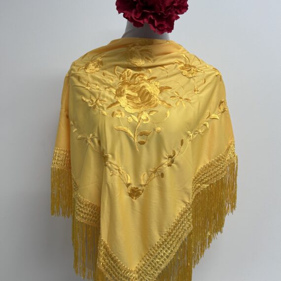 Mantón  Amarillo Huevo Monocolor Con Una Rosa.