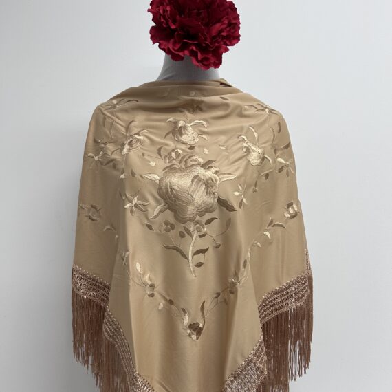 Mantón Camel Monocolor Con Una Rosa.