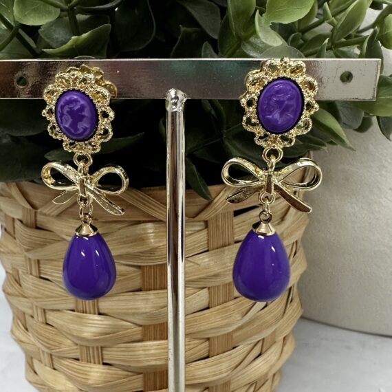 Pendientes lazo camafeo morado.