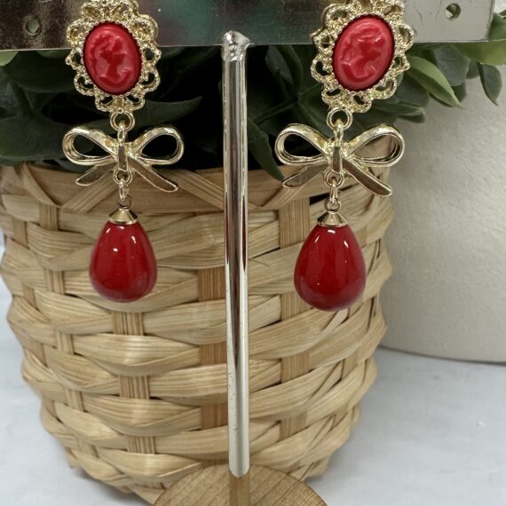 Pendientes lazo camafeo rojo.