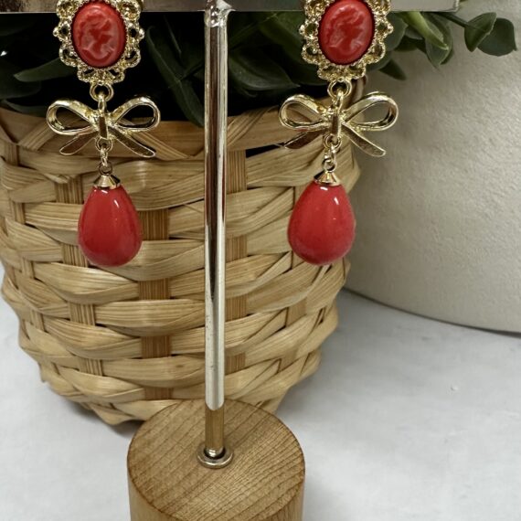 Pendientes lazo camafeo coral.