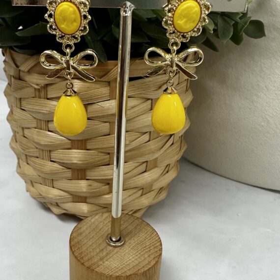 Pendientes lazo camafeo amarillo.