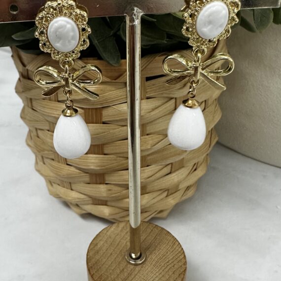 Pendientes lazo camafeo blanco.