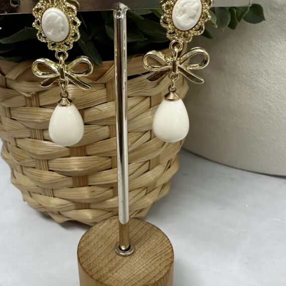 Pendientes lazo camafeo beige.