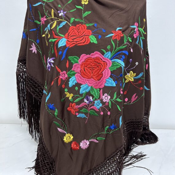 Mantón Chocolate Con Dos Rosas Rojas y De Colores .